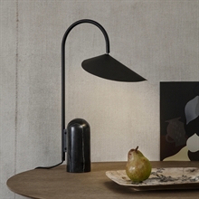 mariella-ferm-living-arum-table-lamp-bordslampa-svart-miljobild